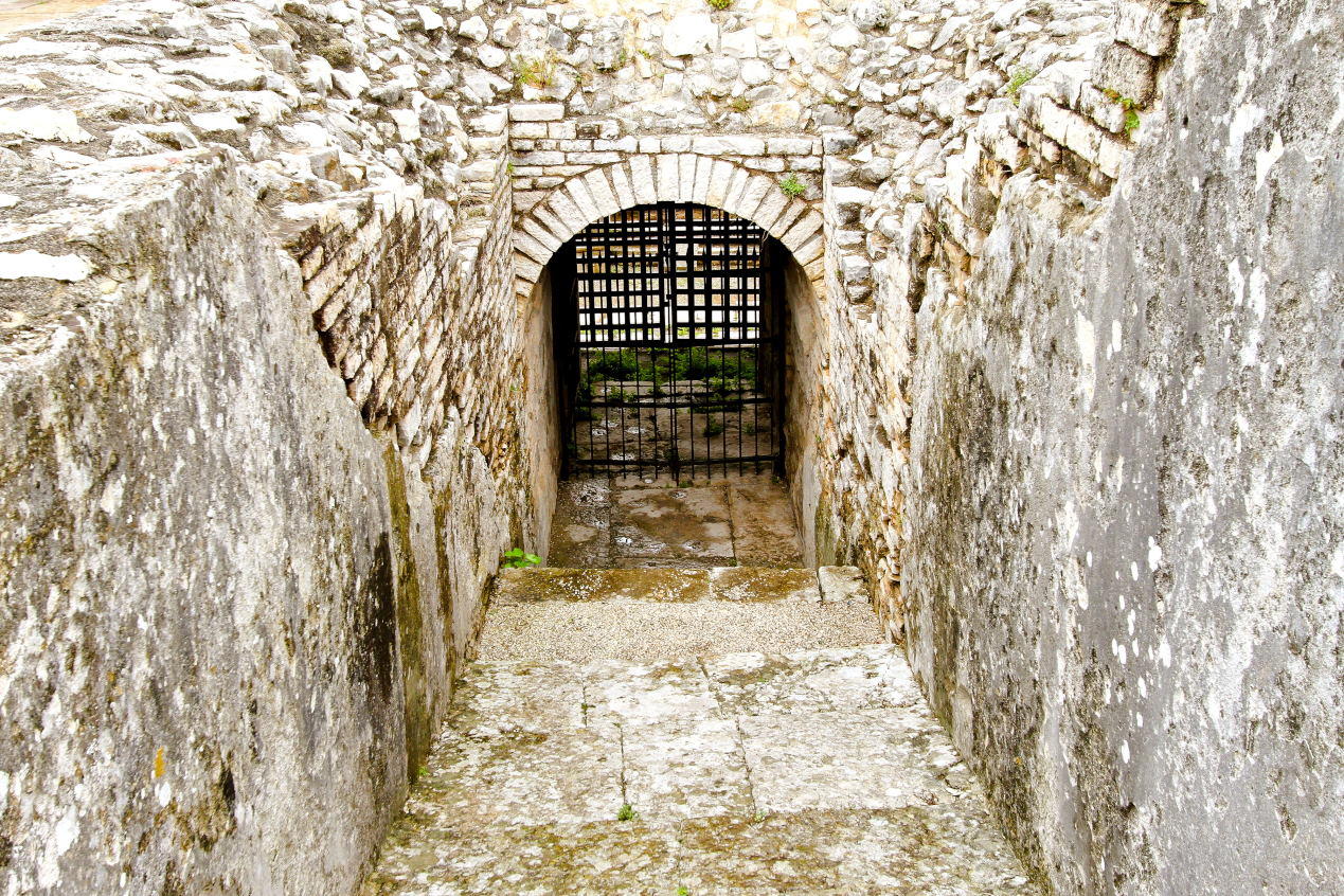 Enter to hidden tunnels inside ancient Roman coliseum