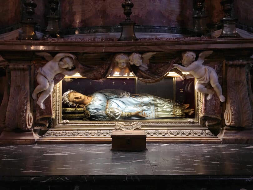 Rome Angels and Demons Guided Half-Day Tour - Santa Maria della Vittoria Church, The wax effigy and relics of St. Victoria.