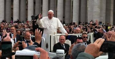 Papal Audience Tickets and Presentation with Guide (1)
