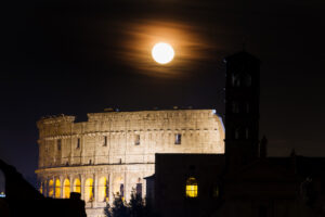 Visiting Colosseum by Night - Luna sul Colosseo